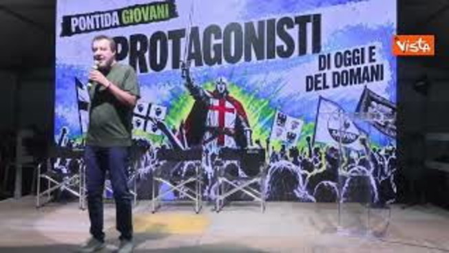 Parte coro 'Remigrazione! Remigrazione!' durante discorso di Salvini sul palco di Pontida Giovani