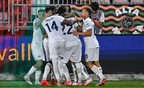 La Lazio batte il Venezia 2-0 e aggancia Roma e Inter in testa