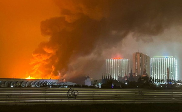 Massiccio raid con 1600 droni ucraini su Mosca, colpita una raffineria: due morti