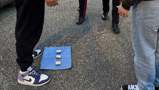 Croupier, finti giocatori e vedette: sgominata la banda delle tre campanelle a Roma