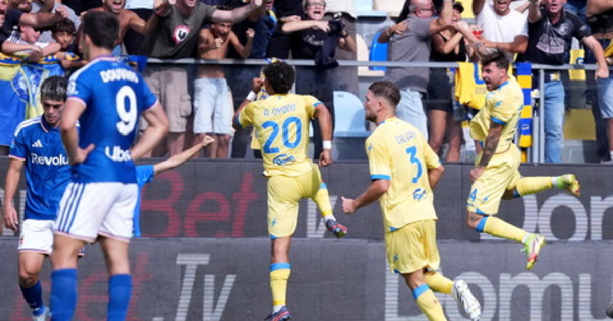 Frosinone sogna: battuto il Como dei miracoli. De Rossi perde a Parma e rischia