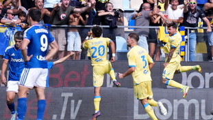Frosinone sogna: battuto il Como dei miracoli. De Rossi perde a Parma e rischia
