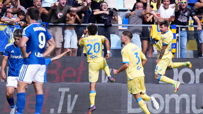 Frosinone sogna: battuto il Como dei miracoli. De Rossi perde a Parma e rischia
