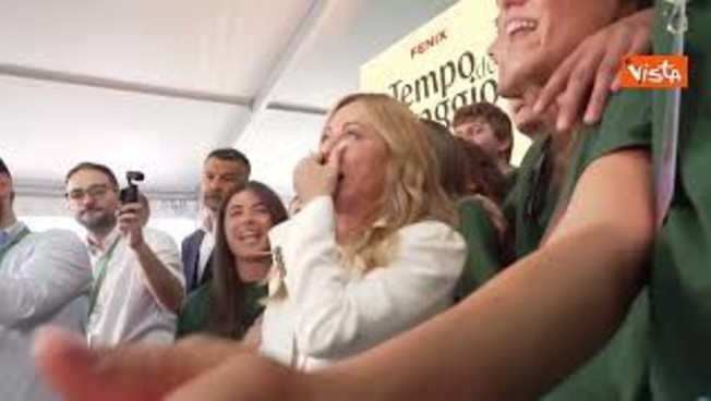 Meloni canta 'A mano a mano' di Rino Gaetano con i giovani di FdI sul palco di Fenix