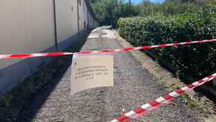 Indagato per aver sparato al ladro: "&Egrave; distrutto, gli &egrave; caduto il mondo addosso"