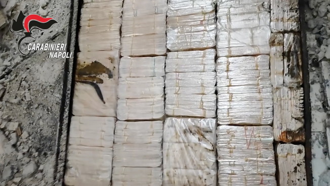 Caivano, l'incredibile scoperta dopo il blitz: banconote per oltre 3 milioni di euro nascoste nei muri