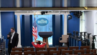 "Basta fake news", Trump toglie il pass a Politico, Cnn e Ms Now. E loro fanno causa