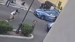 Sprangate alle auto e ai poliziotti, nigeriano crea il panico: 4 agenti feriti