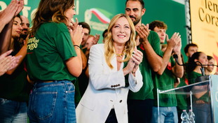 Giorgia Meloni per la sinistra: “Fascista che mangia i bambini”