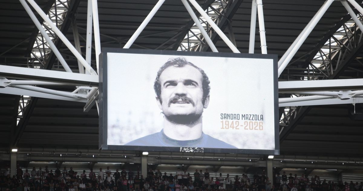 Tifosi di spalle durante il minuto di silenzio per Mazzola, Juventus multata