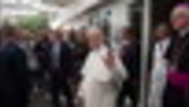 Applausi dei fedeli che salutano Papa Leone all'uscita dal Gemelli