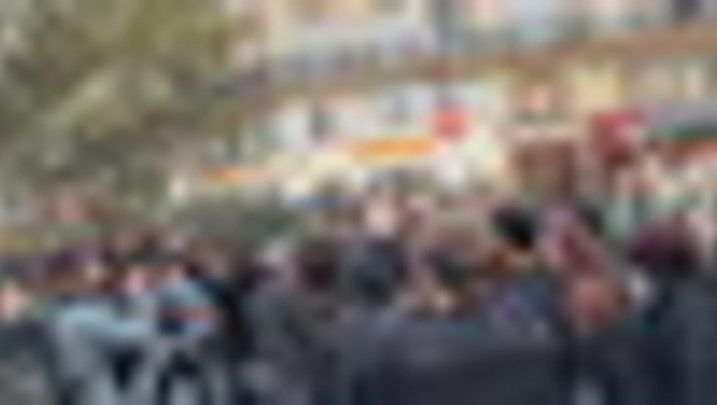 Jean-Luc Mélenchon si unisce alla manifestazione di Parigi