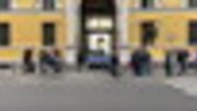Familiari dei fermati per gli scontri di Milano attendono in Questura
