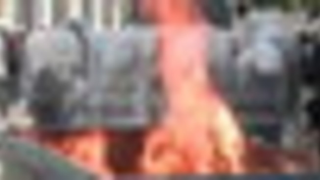 Proteste Albania, pietre contro la polizia e cassonetti incendiati