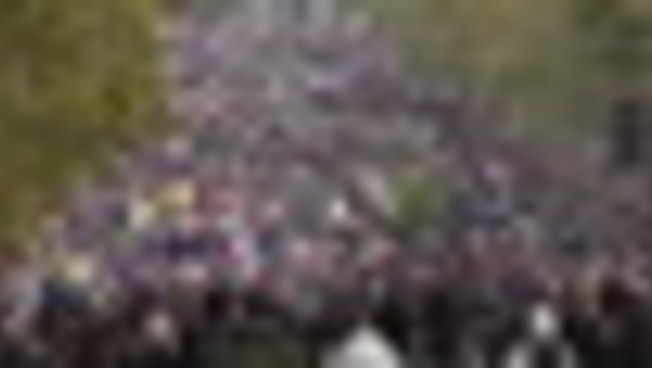 Parigi, in migliaia manifestano pacificamente contro il carovita