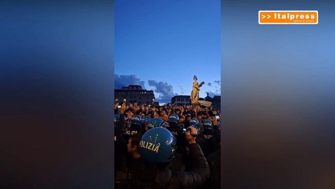 Cortei, tensioni tra forze di polizia e manifestanti a Firenze